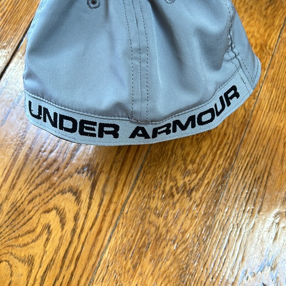 Under Armour gray golf cap, Size Medium/Large. Good condition. - Picture 4 of 8